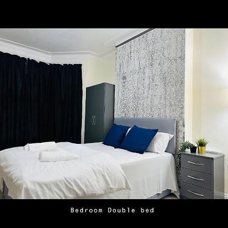 2 Bedroom Double Bed In East London Exterior foto